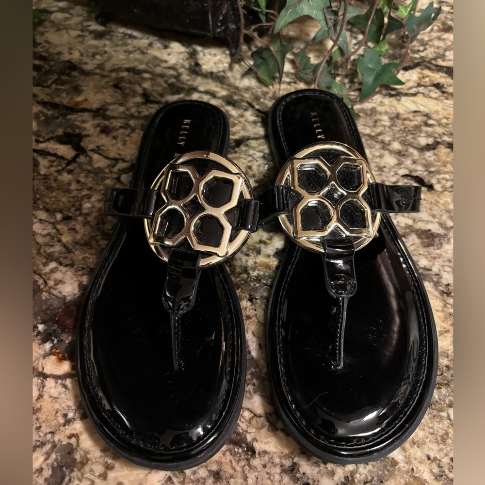 Kelly & Katie Dahlin black patent leather gold sandals size
7